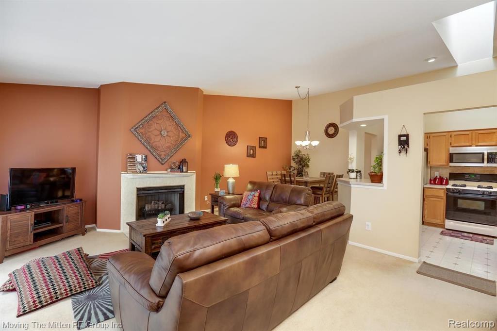 31218 Country Way Farmington Hills, MI 48331 - Photo 2 of 26
