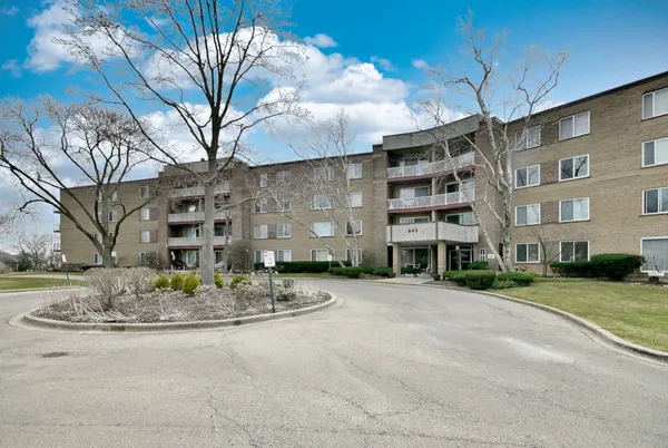 $279,900 | 945 East Kenilworth Avenue, Unit 312, Palatine, IL 60074