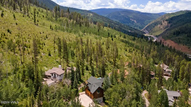 a view of a back yard