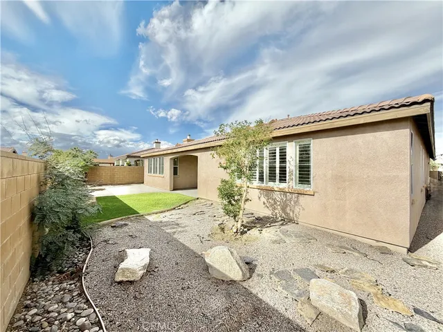 a view of backyard of the house