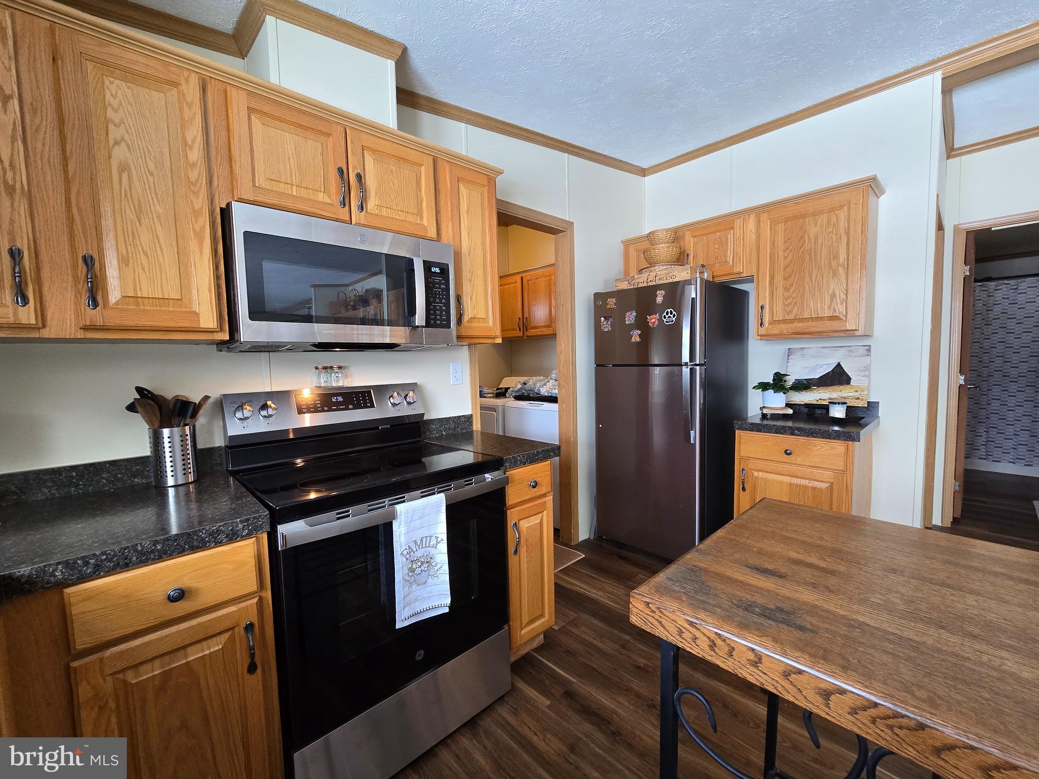 118 Lisa Circle York, PA 17406 - Photo 4 of 12 a kitchen with granite countertop a refrigerator stove and microwave