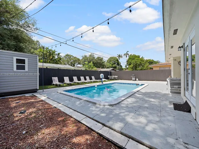 a view of a house with a backyard