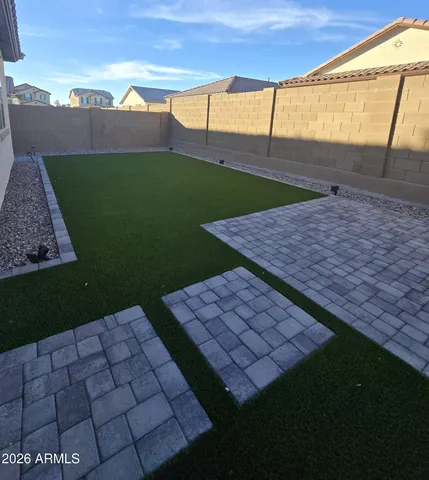 a view of a backyard