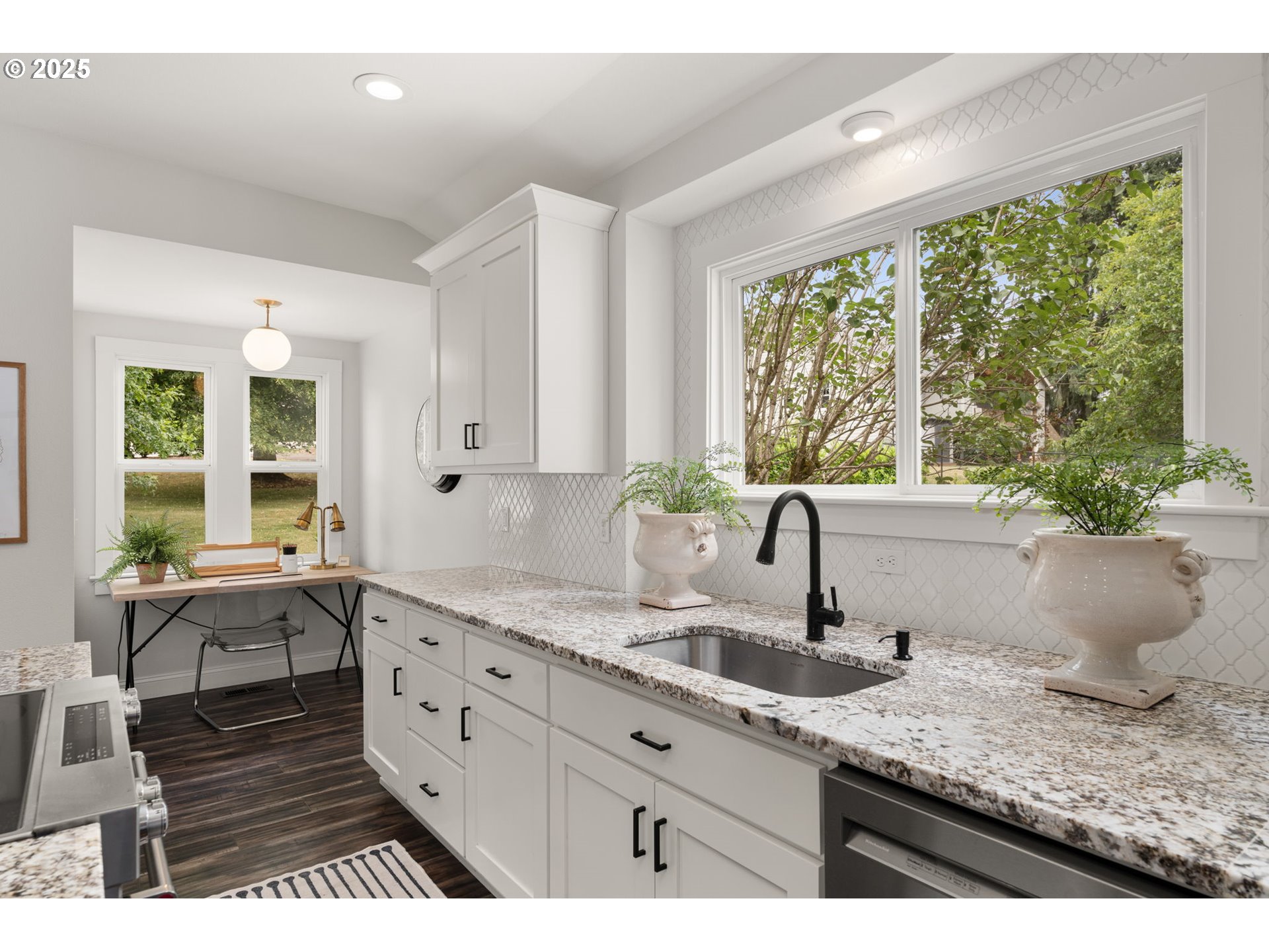580 Southwest 9th Street Dundee, OR 97115 - Photo 13 of 40 Kitchen/Nook