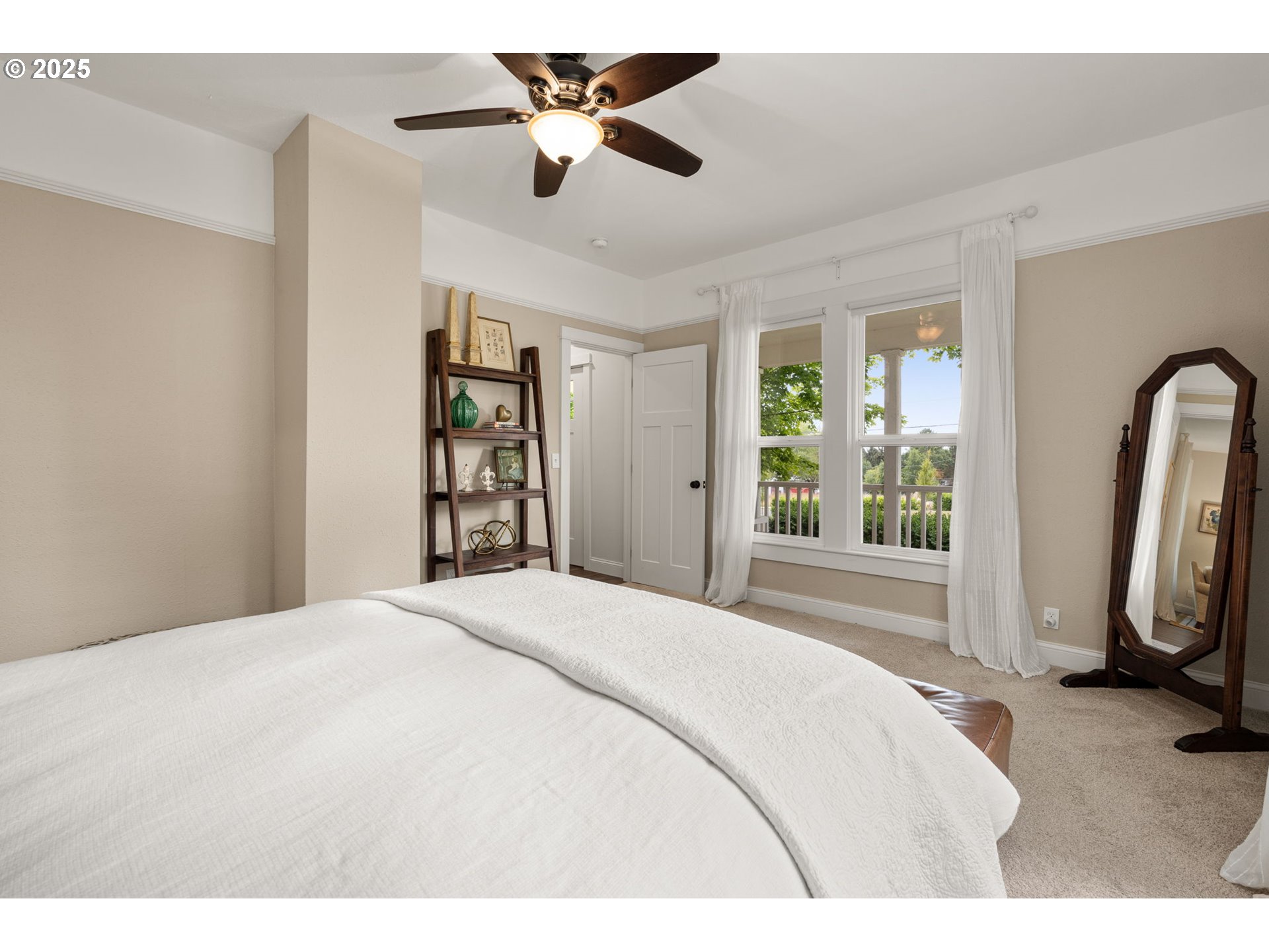 580 Southwest 9th Street Dundee, OR 97115 - Photo 20 of 40 Owner's Suite Bedroom