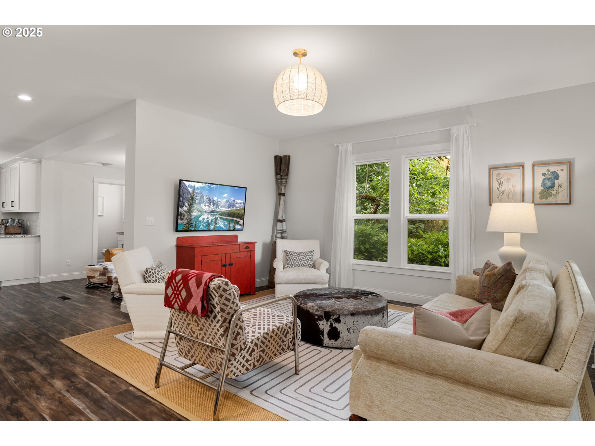 580 Southwest 9th Street Dundee, OR 97115 - Photo 4 of 40 Living Room