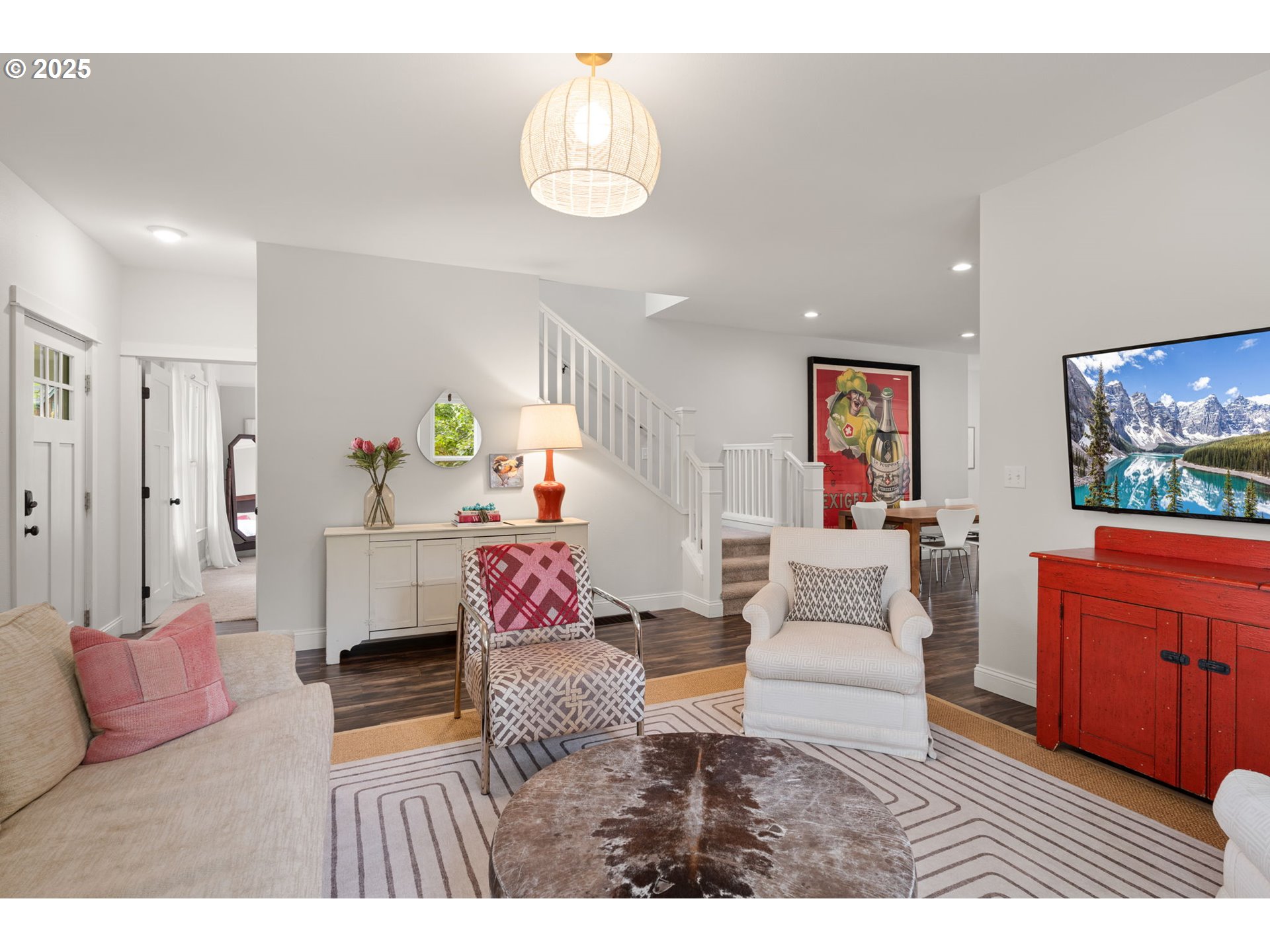 580 Southwest 9th Street Dundee, OR 97115 - Photo 6 of 40 Living Room