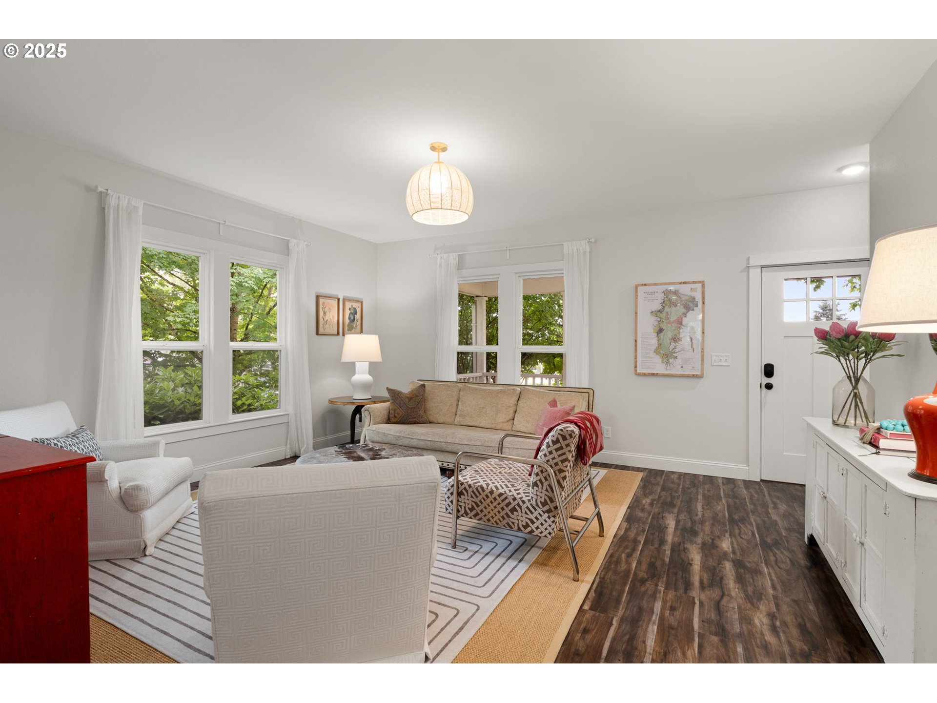 580 Southwest 9th Street Dundee, OR 97115 - Photo 7 of 40 Living Room/Entrance