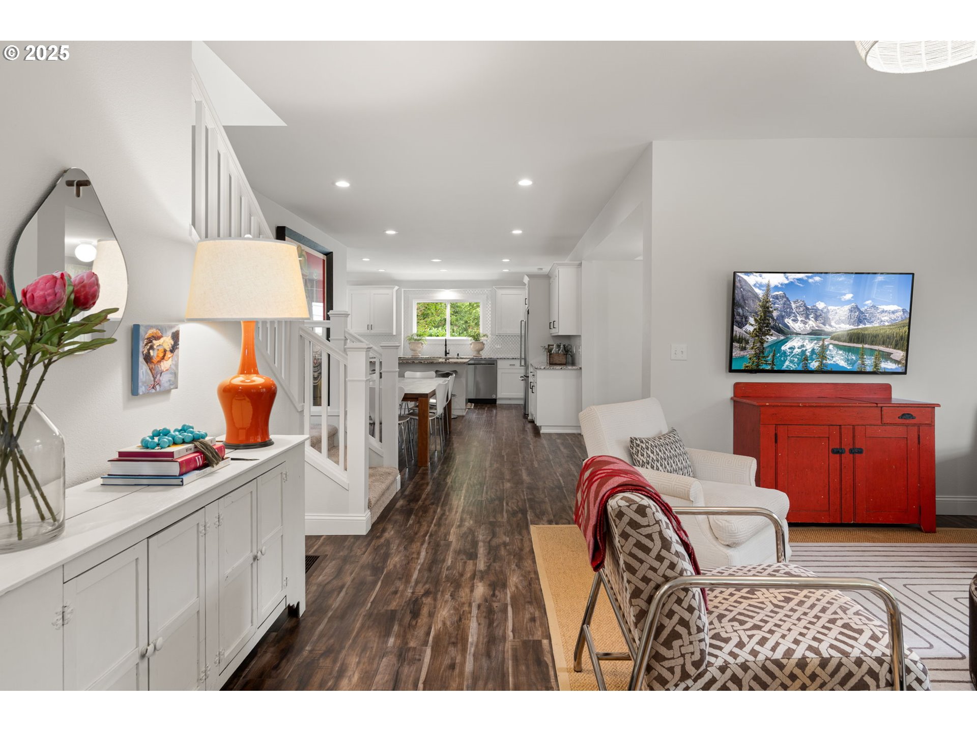 580 Southwest 9th Street Dundee, OR 97115 - Photo 8 of 40 Living Room/Entrance