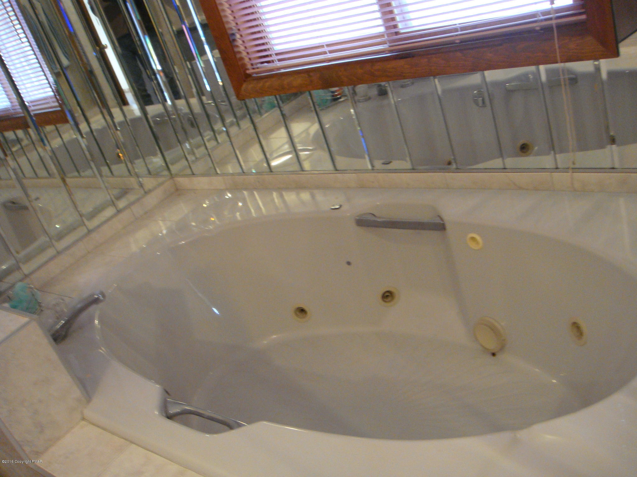 708 Dundee Road Bushkill, PA 18324 - Photo 19 of 26 Spa-Tub