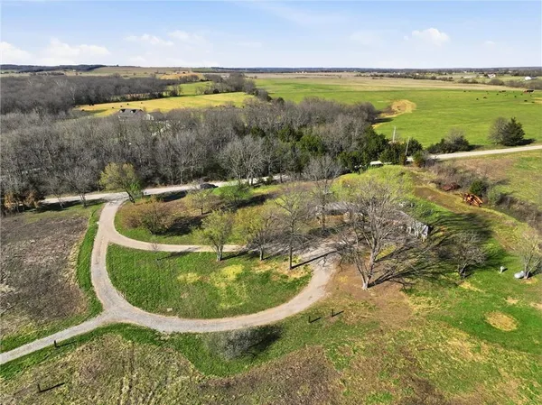 $515,000 | 28005 West 295th Street, Paola, KS 66071