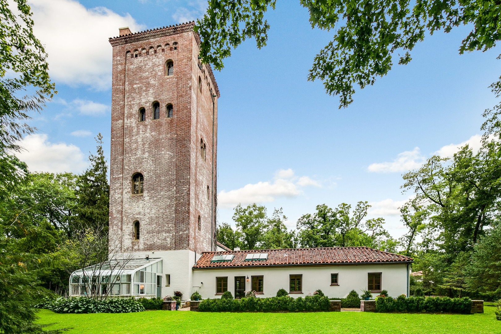 51 South Mayflower Road Lake Forest, IL 60045 - Photo 69 of 85 a front view of a residential apartment building with a yard