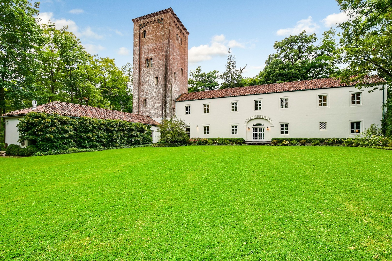 51 South Mayflower Road Lake Forest, IL 60045 - Photo 81 of 85 a view of a white house with garden