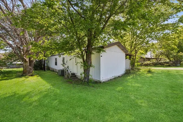 a view of a house with backyard
