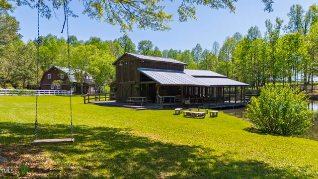 a view of a backyard