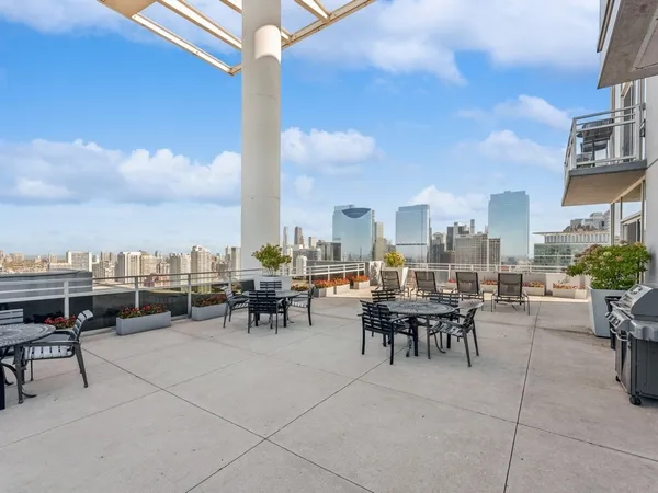 $389,000 | 737 West Washington Boulevard, Unit 1209, Chicago, IL 60661