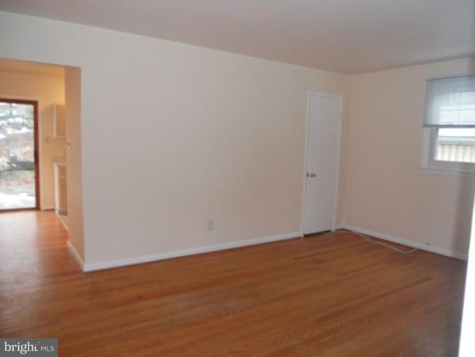 180 Southdown Road Edgewater, MD 21037 - Photo 14 of 21 Living Room View 1