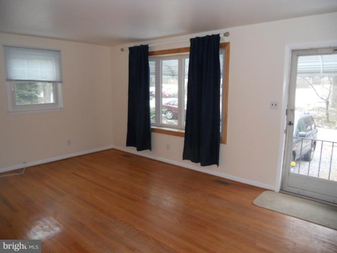180 Southdown Road Edgewater, MD 21037 - Photo 8 of 21 Living Room View 2