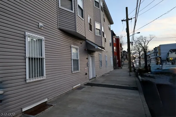 $2,200 | 456 Avon Avenue, Unit 3L, Newark, NJ 07108