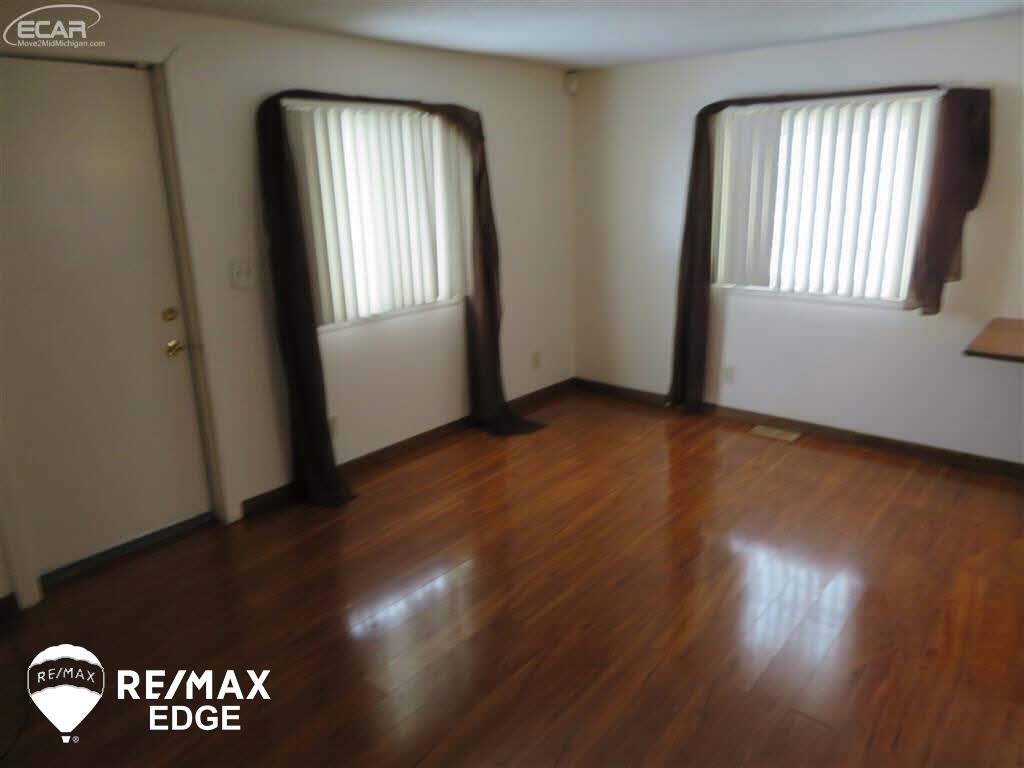 3309 North Genesee Road Flint, MI 48506 - Photo 5 of 21 21411207-4.JPG
