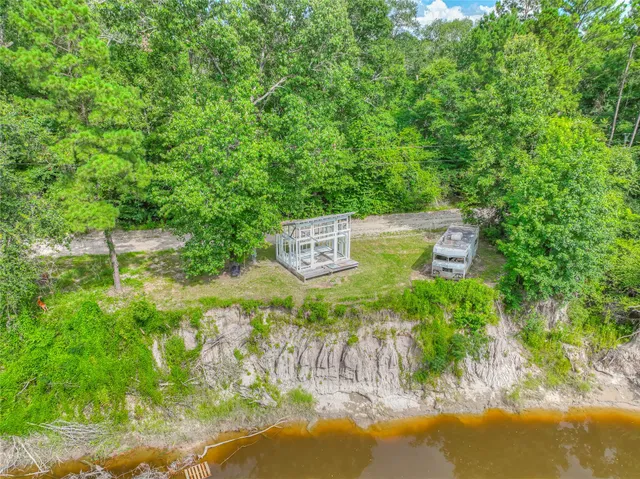 a view of a back yard