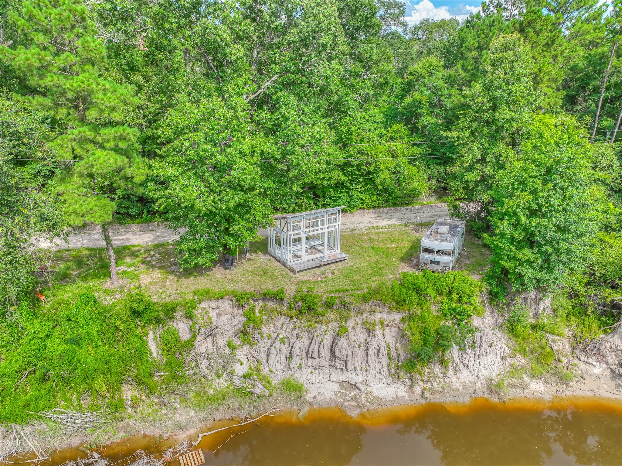 a view of a back yard