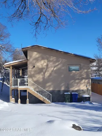 a view of back yard of the house