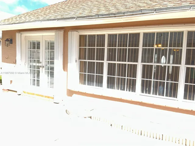 a view of a backyard