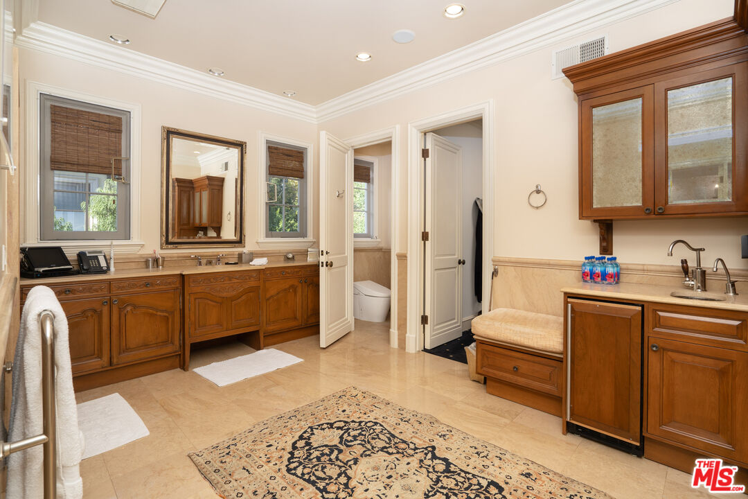 722 North Elm Drive Beverly Hills, CA 90210 - Photo 21 of 51 a large spacious bathroom with a double vanity sink a mirror and a bathtub