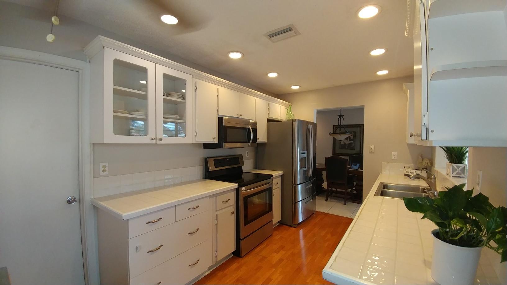 6005 Northwest 68th Avenue Tamarac, FL 33321 - Photo 4 of 25 Kitchen