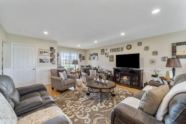 $685,000 | 413 North Albro Road, Prosser, WA 99350