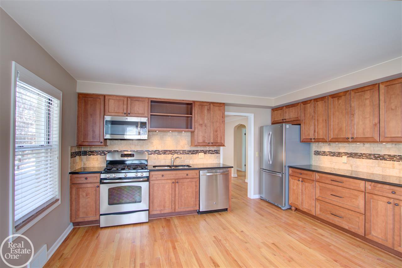 865 Barrington Road Grosse Pointe, MI 48230 - Photo 18 of 43 31370057-17.JPG