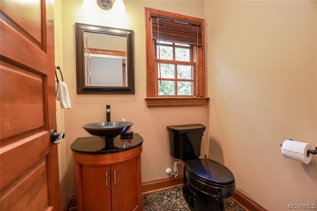 14440 Yankeetown Road Ashland, VA 23005 - Photo 37 of 50 a bathroom with a toilet sink and mirror