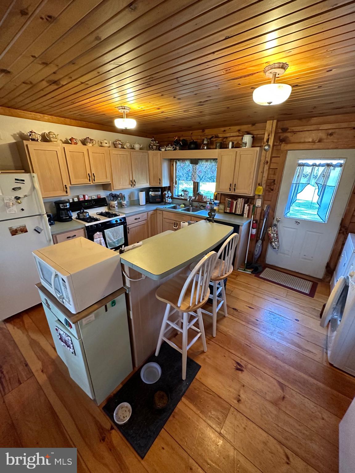 168 Academy Road Kirkwood, PA 17536 - Photo 5 of 21 kitchen w Island