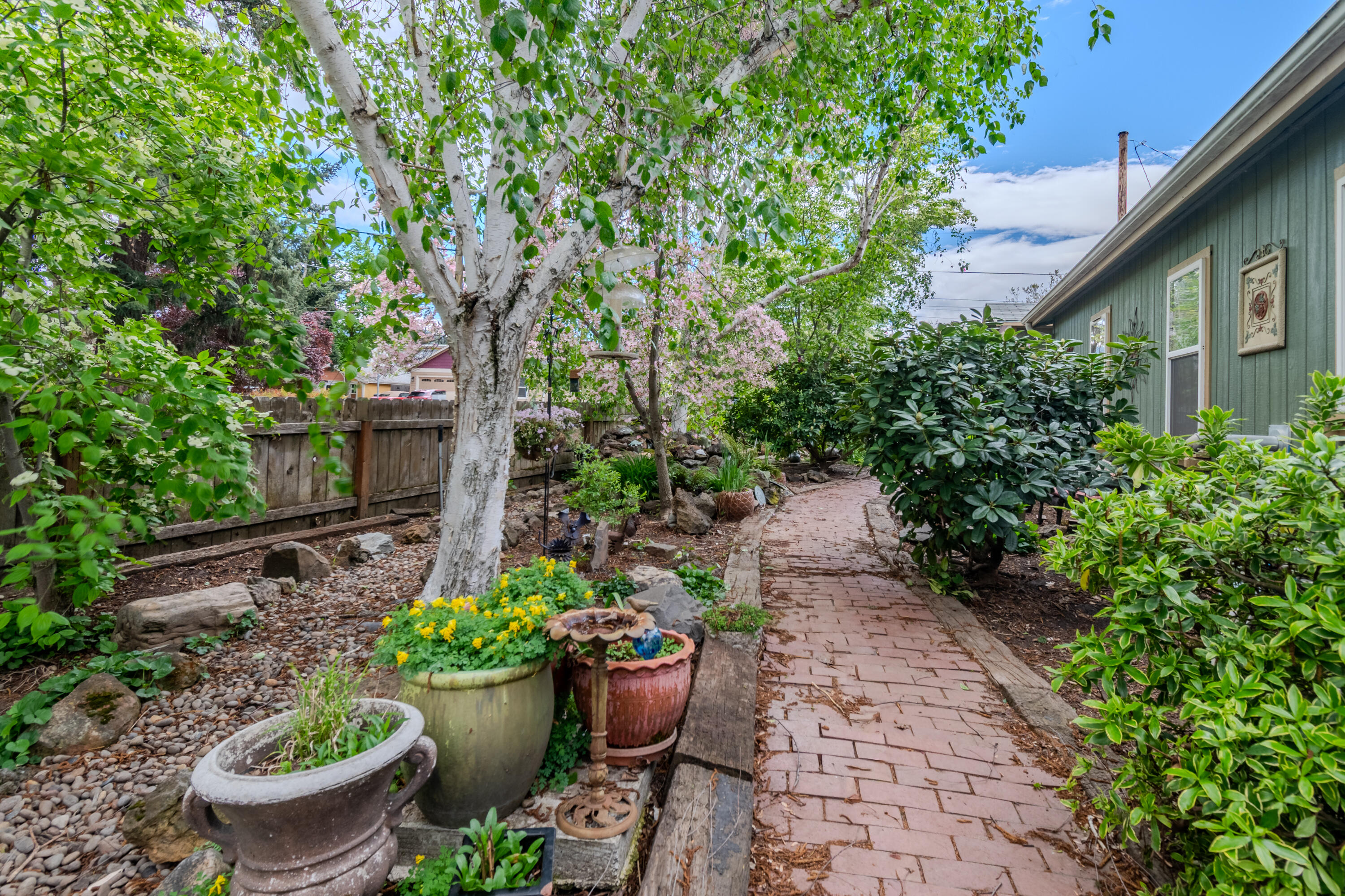 110 West 5th Street Phoenix, OR 97535 - Photo 3 of 25