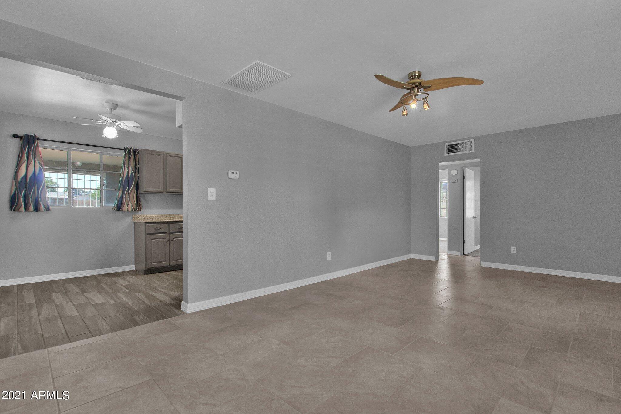 111 West Roeser Road Phoenix, AZ 85041 - Photo 4 of 28 Living Room