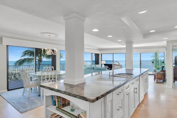 $1,299,999 | 1133 West Ocean Drive, Unit 17, Key Colony Beach, FL 33050