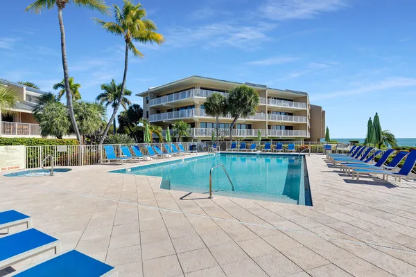 $1,299,999 | 1133 West Ocean Drive, Unit 17, Key Colony Beach, FL 33050