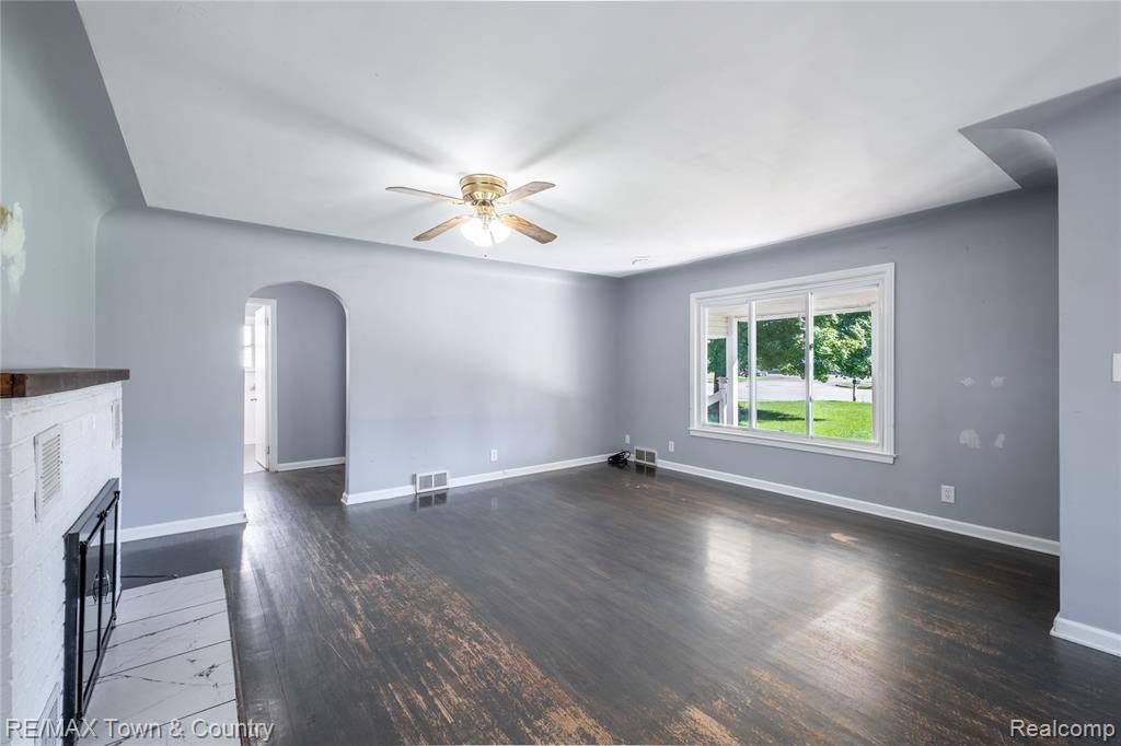300 South Elms Road Flushing, MI 48433 - Photo 7 of 26 Gallery Image 7