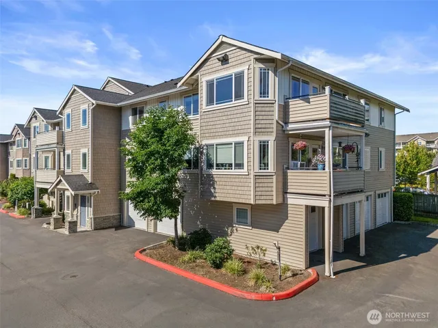 $348,900 | 13207 97th Avenue East, Unit 301, Puyallup, WA 98373