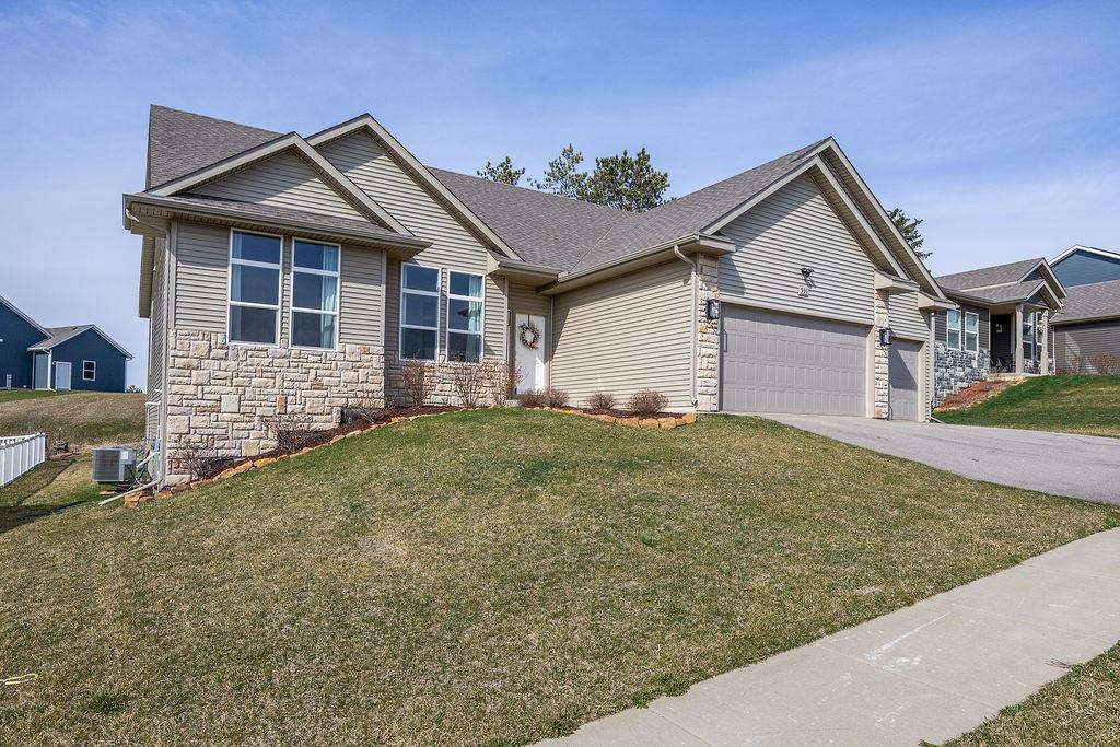 931 Margarets Way Belleville, WI 53508 - Photo 4 of 42