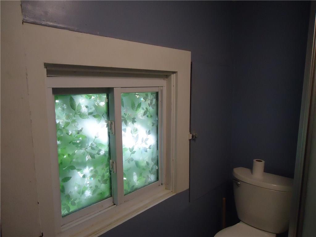 515 Jefferson Street Rochester, PA 15074 - Photo 13 of 24 Privacy window in bathroom.