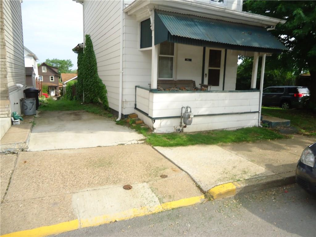 515 Jefferson Street Rochester, PA 15074 - Photo 3 of 24 Alley runs along side of house.
