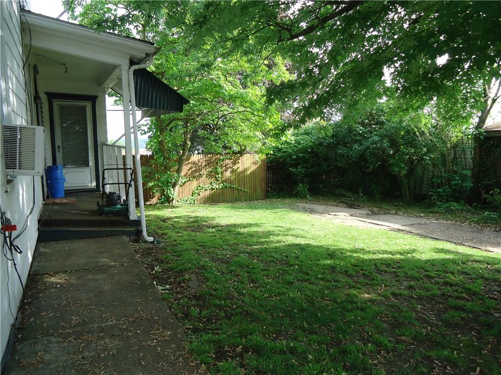 515 Jefferson Street Rochester, PA 15074 - Photo 22 of 24 Manageable side yard with some privacy.