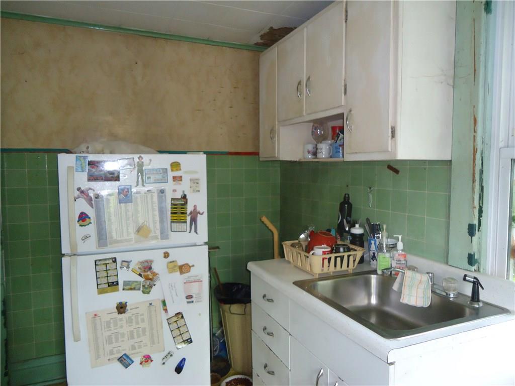 515 Jefferson Street Rochester, PA 15074 - Photo 9 of 24 Includes refrigerator.