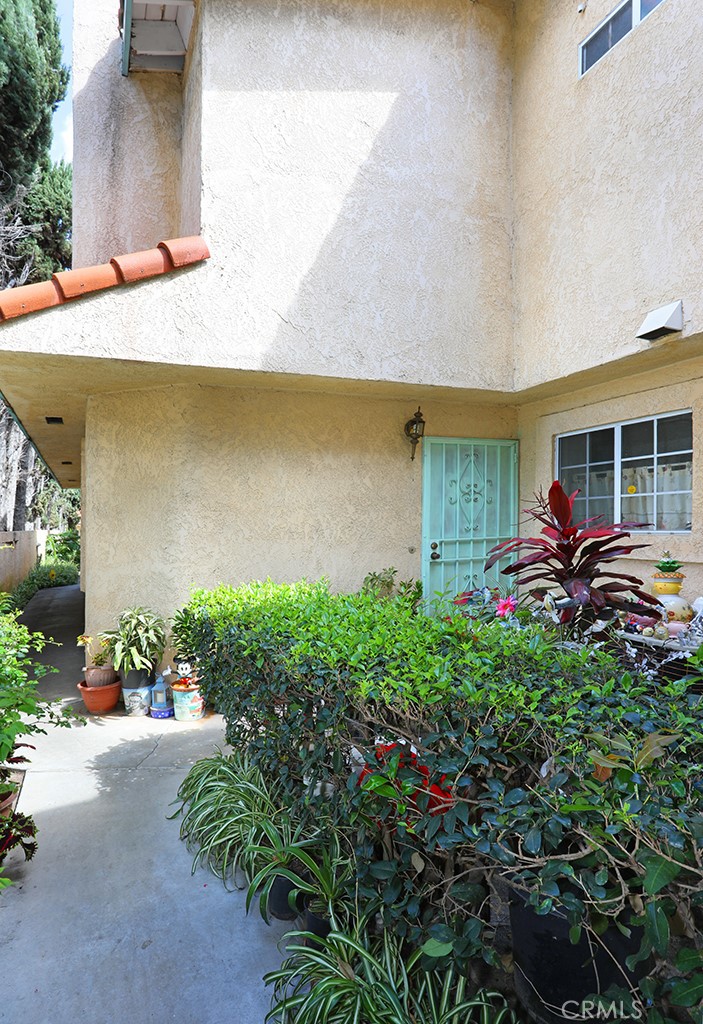 8032 Rose Street, Unit 13 Paramount, CA 90723 - Photo 5 of 25 a backyard of a house with table and chairs