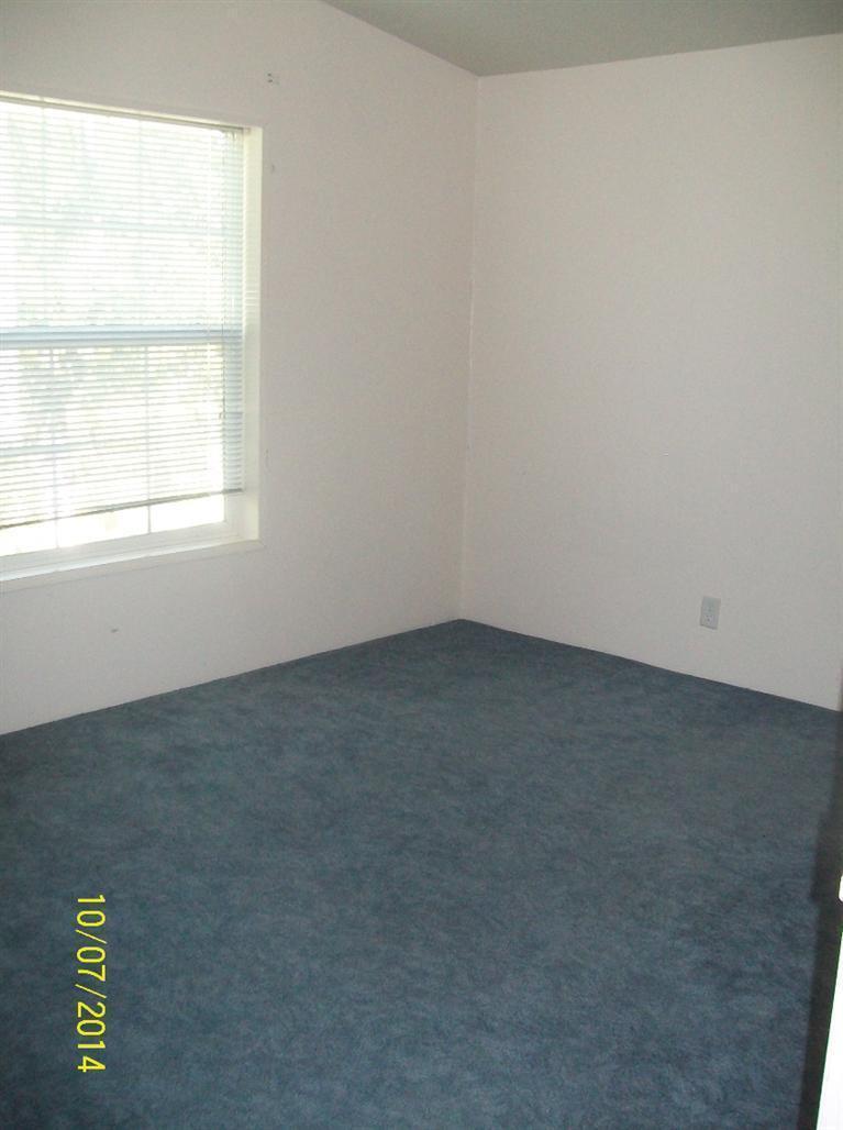 898 Greenview Road Cave Junction, OR 97523 - Photo 14 of 23 an empty room with a window