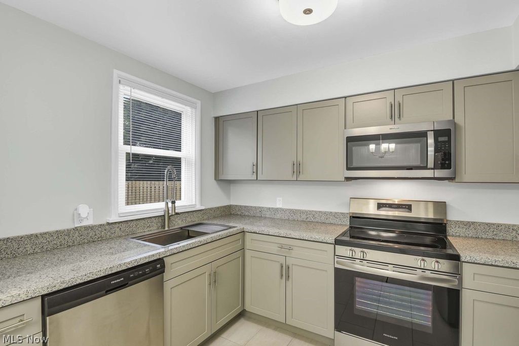 5136 Bridgewater Road Lyndhurst, OH 44124 - Photo 18 of 29 Gallery Image 18