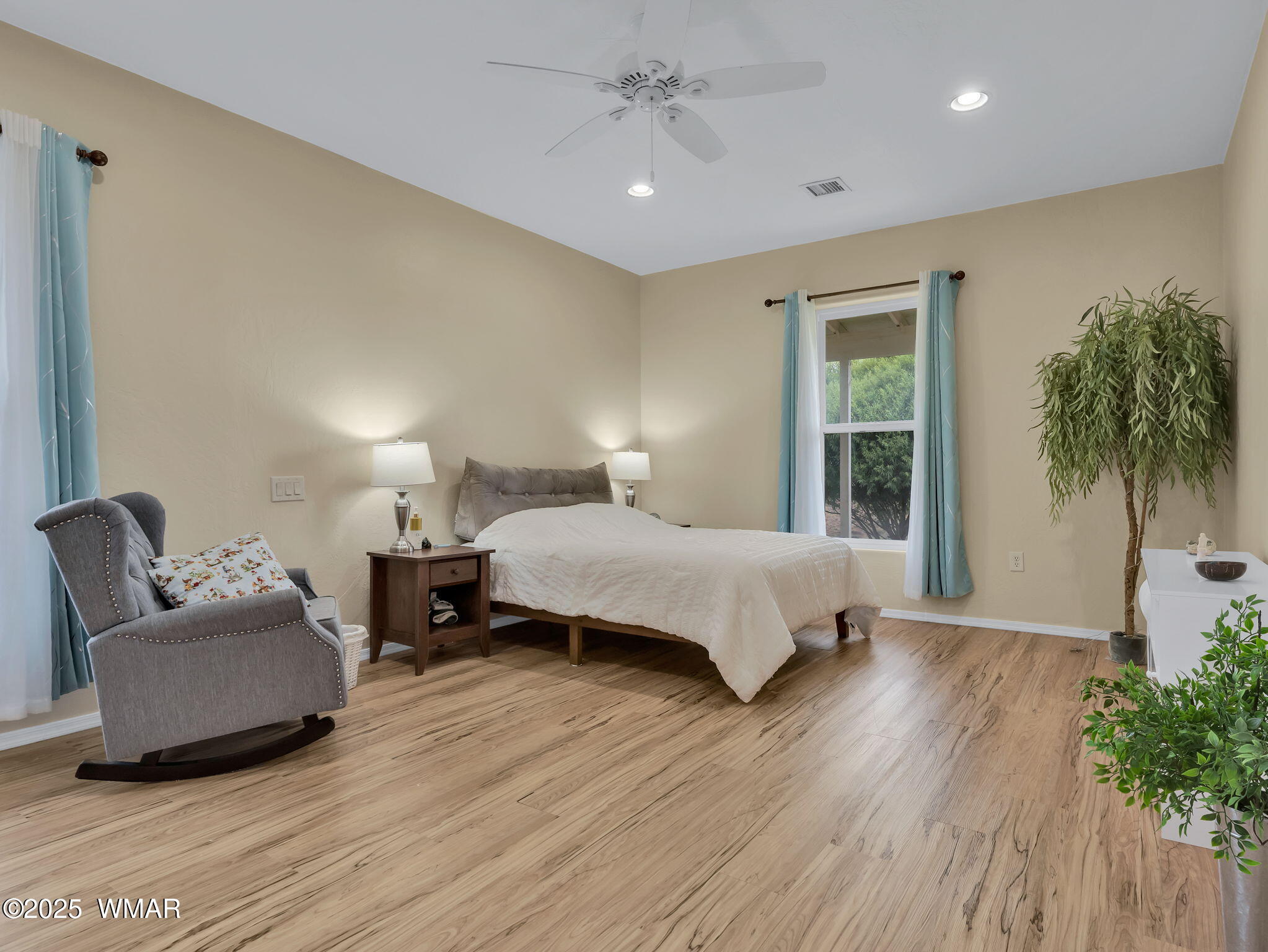 4487 McLaws Road Holbrook, AZ 86025 - Photo 22 of 51 Primary bedroom