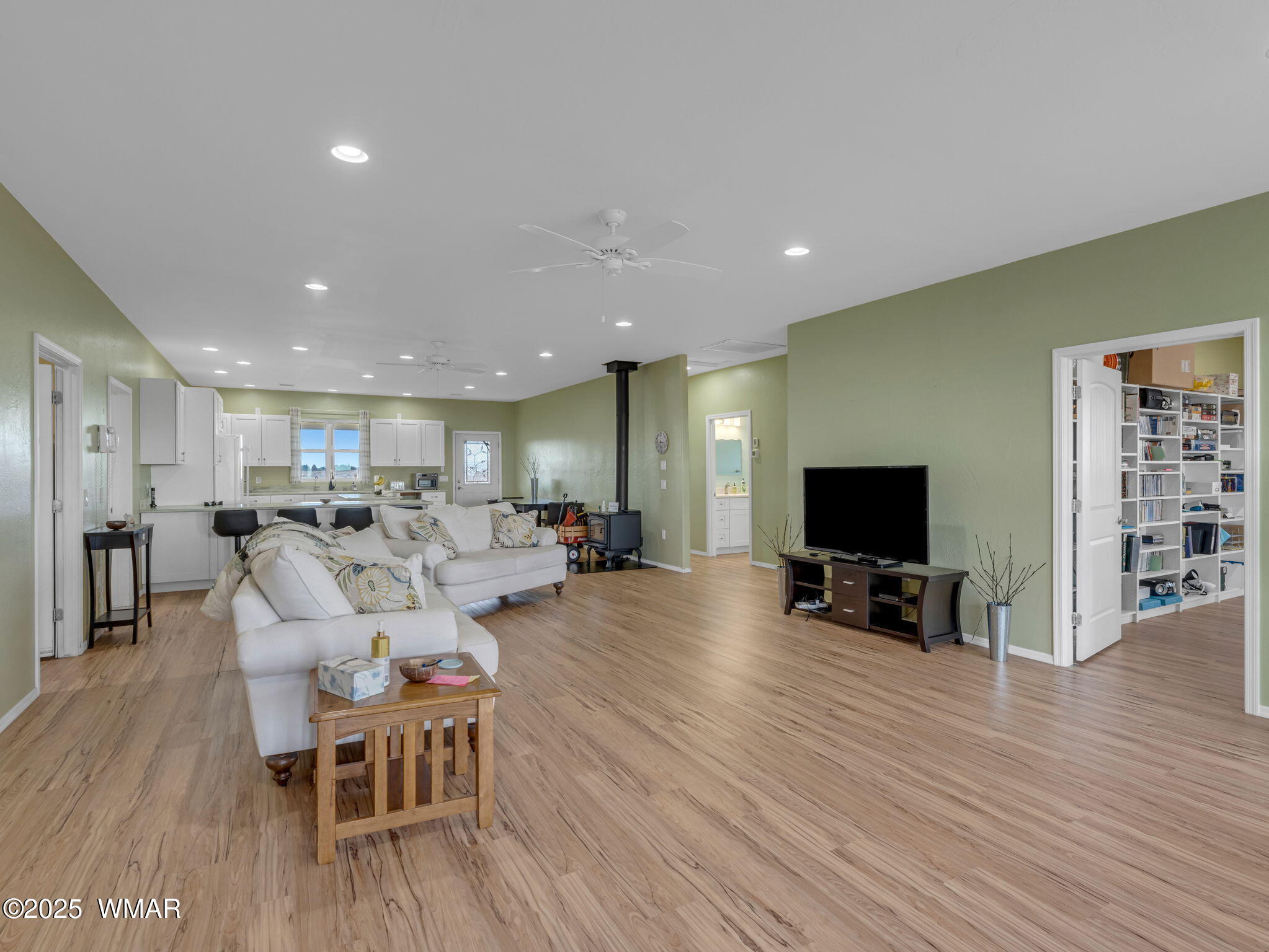 4487 McLaws Road Holbrook, AZ 86025 - Photo 8 of 51 Living room